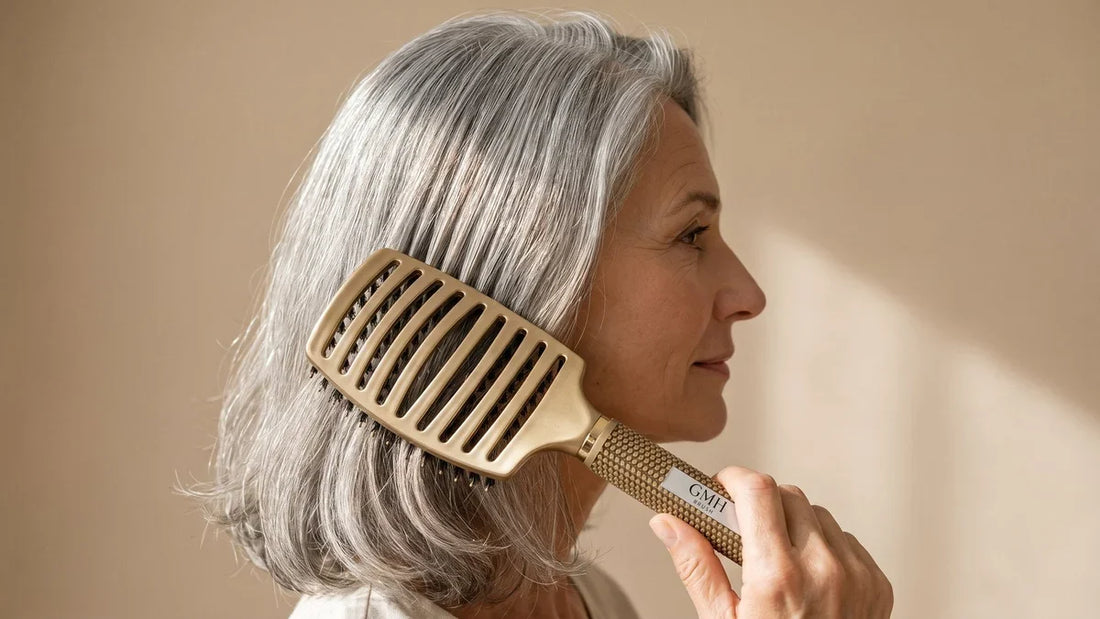 Femme aux cheveux blancs et grisonnants coiffés avec soin, lumière naturelle douce, expression calme et assumée