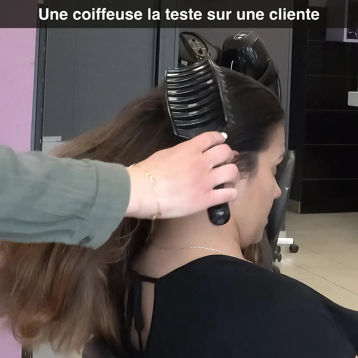 Video : une coiffeuse teste la brosse GMH sur une cliente en salon, demelage facile sans douleur, sous-titres