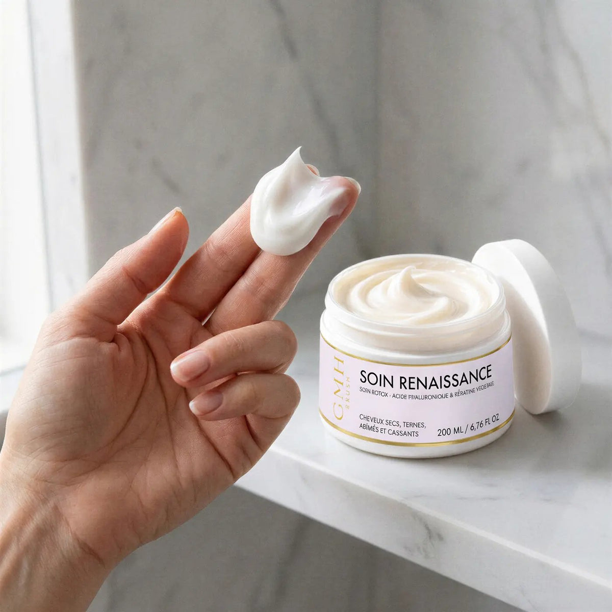 Texture du Soin Renaissance GMH : une noisette de crème sur le bout des doigts, pot de 200 ml ouvert